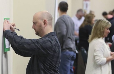US unemployment benefits lowest level in 15 years-whatisusa.info